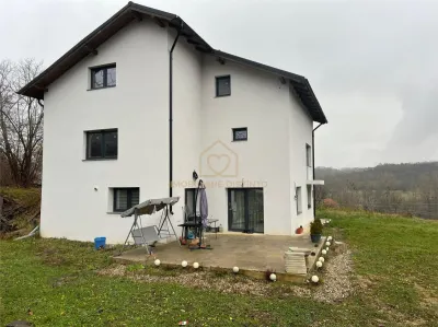 Casa de vanzare cu 5 dormitoare recent renovata - foto 3