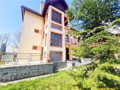 Vila impetuoasa pe 700mp teren:Spatiu versatil pentru locuinta/afacere Premium - Brasov