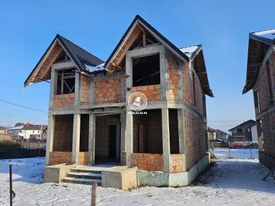 Vila la rosu de vanzare in Breazu - Iasi