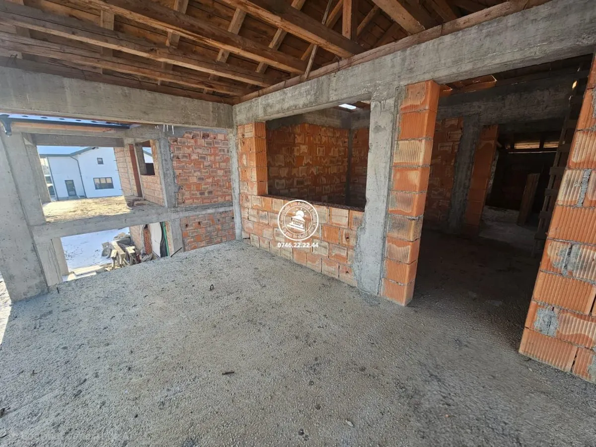 Vila la rosu de vanzare in Breazu - foto 6
