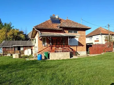 Casa cu teren, aproape de centrul balneo-termal Vata Bai - Vata de Jos