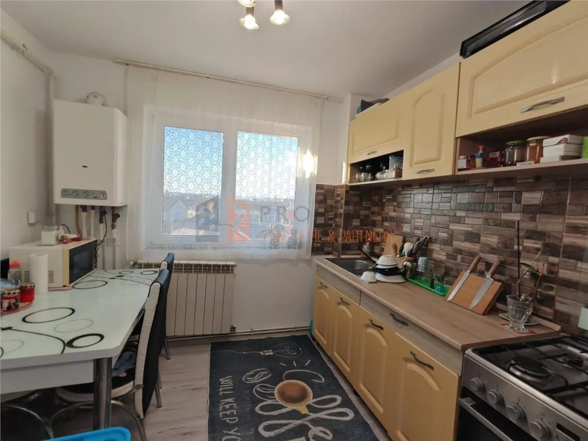 Apartament 2 camere cf 1 semidecomandat zona Micro 5 - foto 3