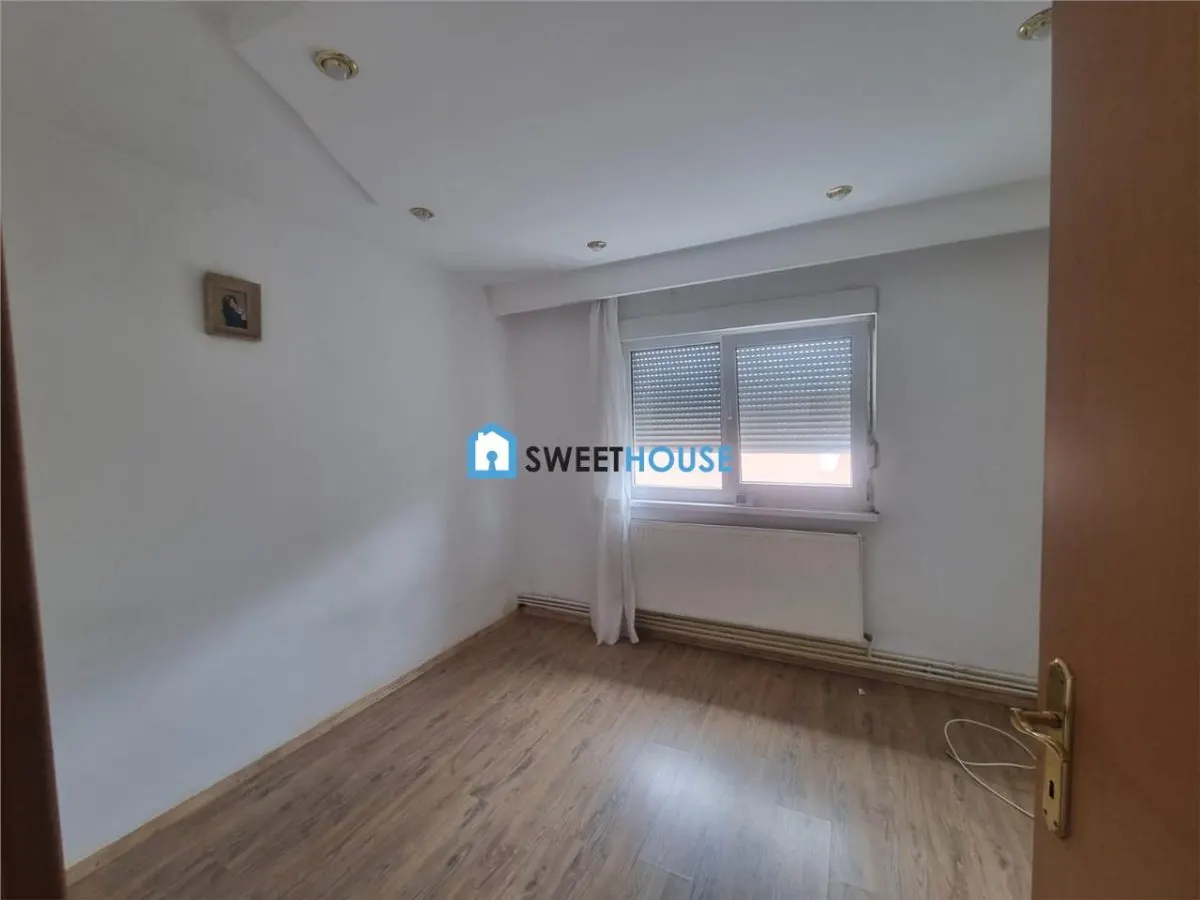 Apartament cu trei camere zona centrala - foto 1