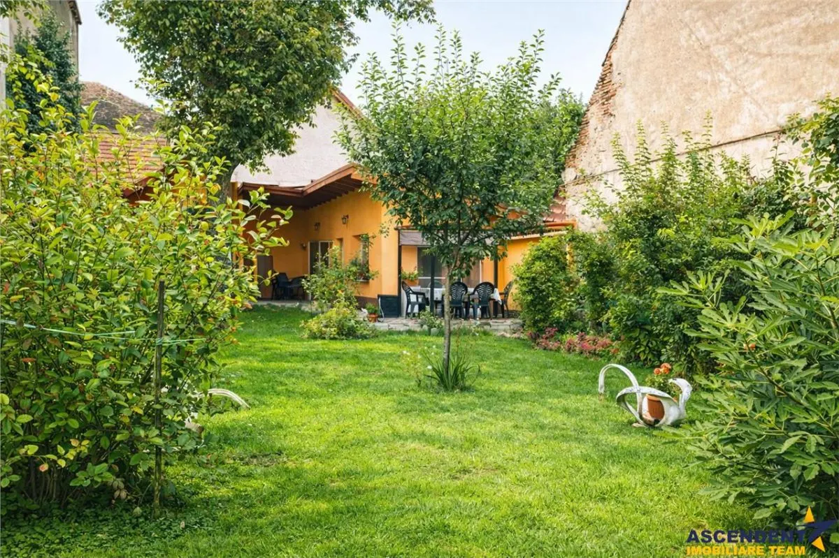 Casa pretabila: rezidential/ comercial/ servicii  Central, Fagaras - foto 1