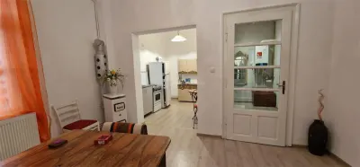 Chirie Resita  Apartament 90 mp. etj.1 la casa. - Resita