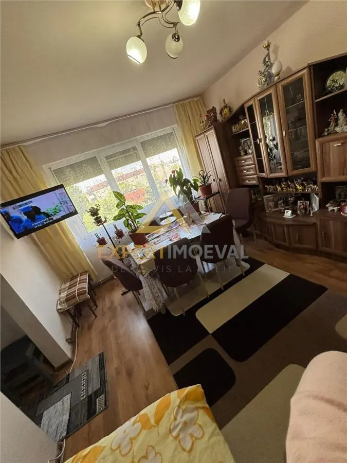 Apartament 2 camere semidecomandat  Cuza Voda pret corect - foto 2