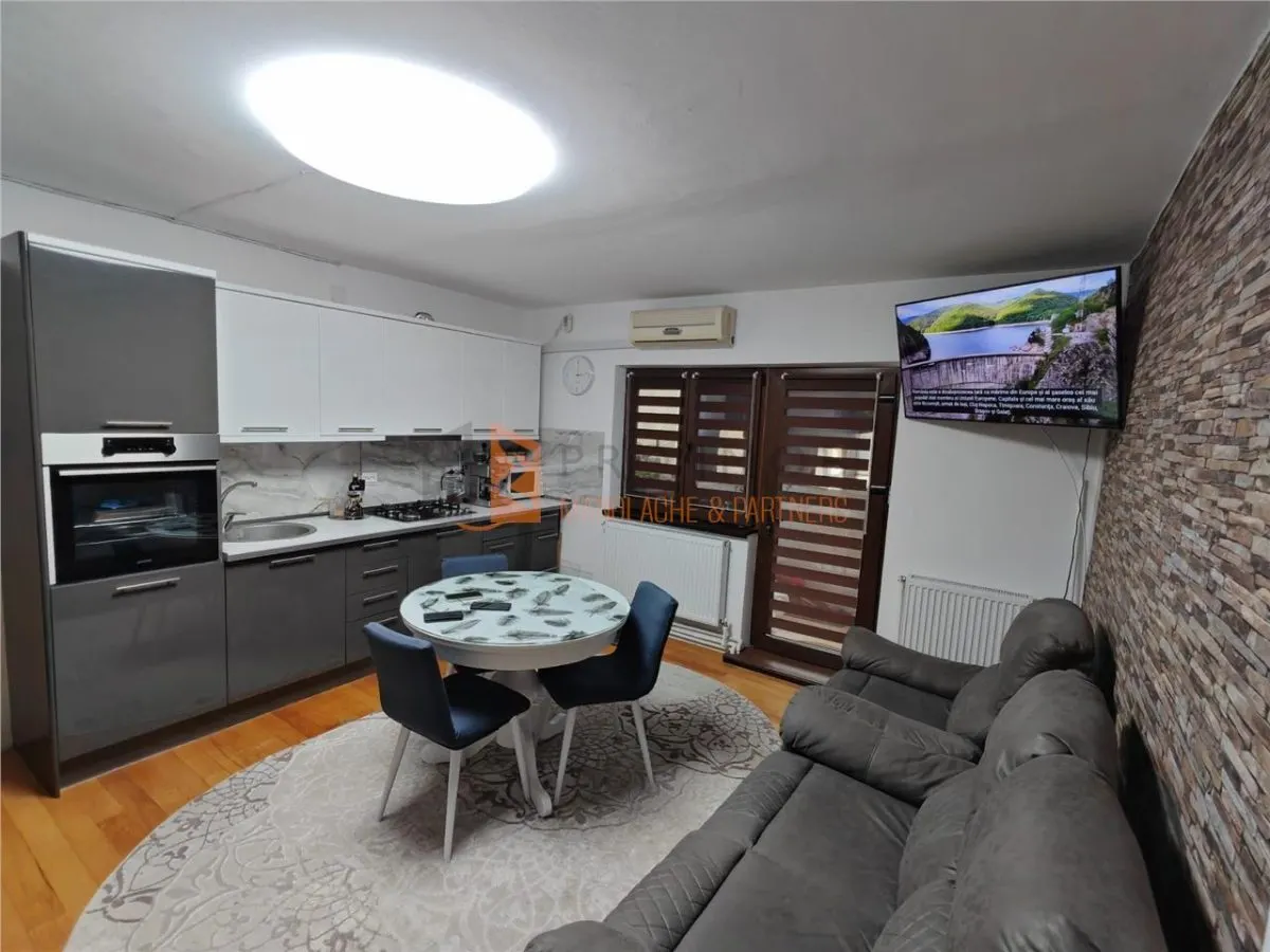 Apartament 3 camere cf 1 semidecomandat zona Crang - foto 4